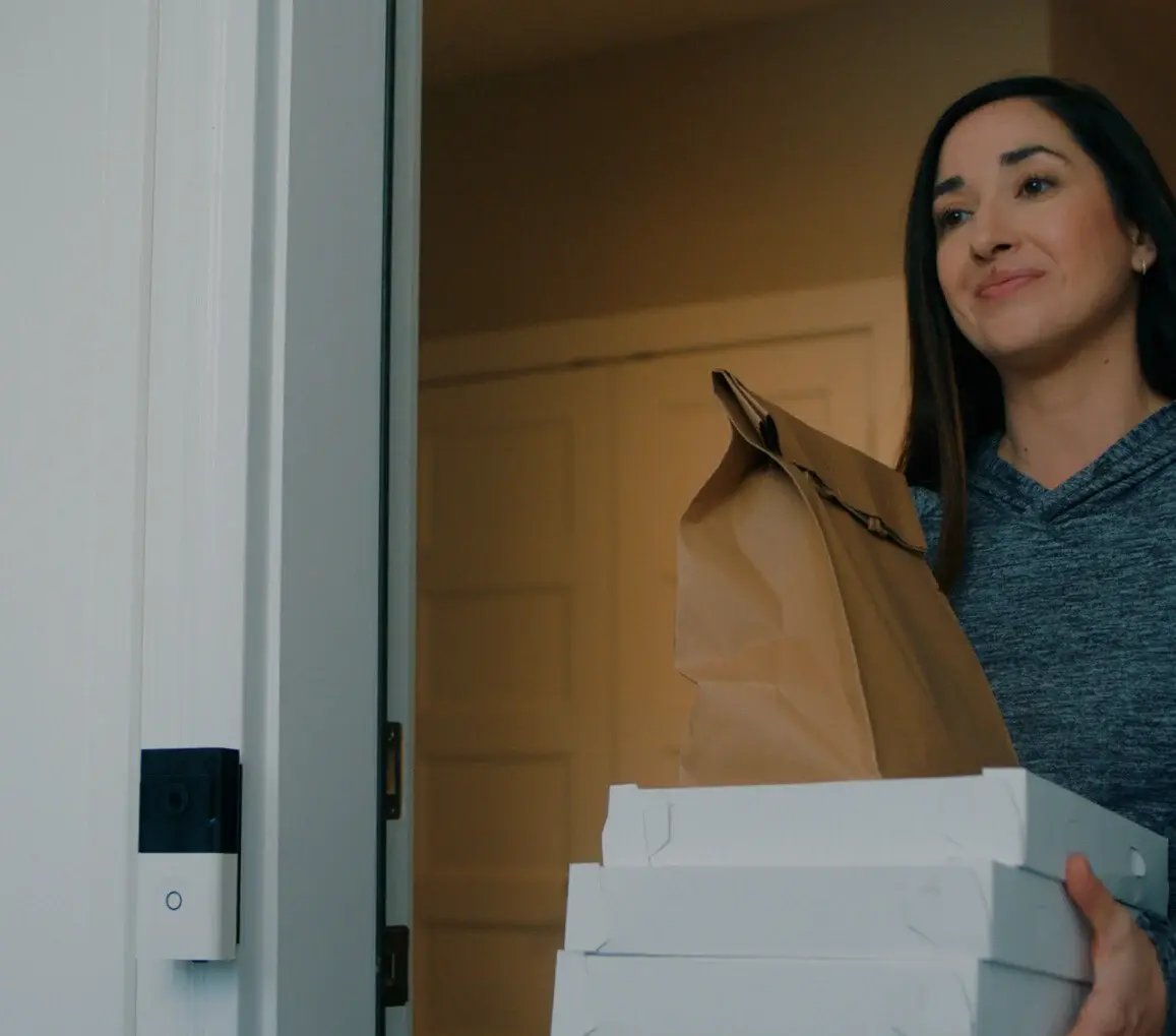 video-doorbell-wireless-woman-with-bags