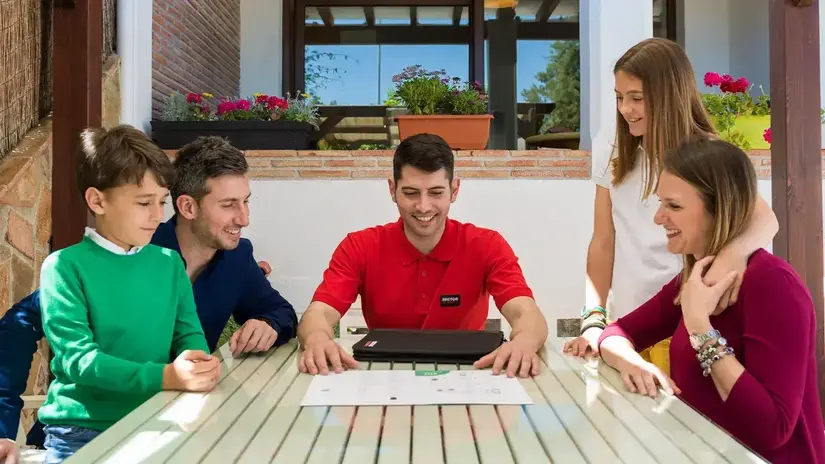 Tecnico Sector Alarm che spiega il sistema a una famiglia