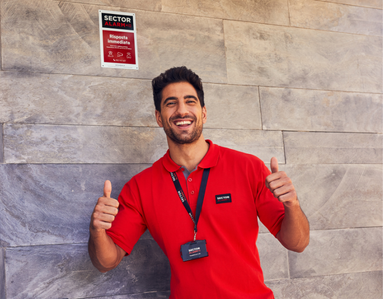 Tecnico Sector Alarm sorridente dopo l’installazione del sistema di allarme