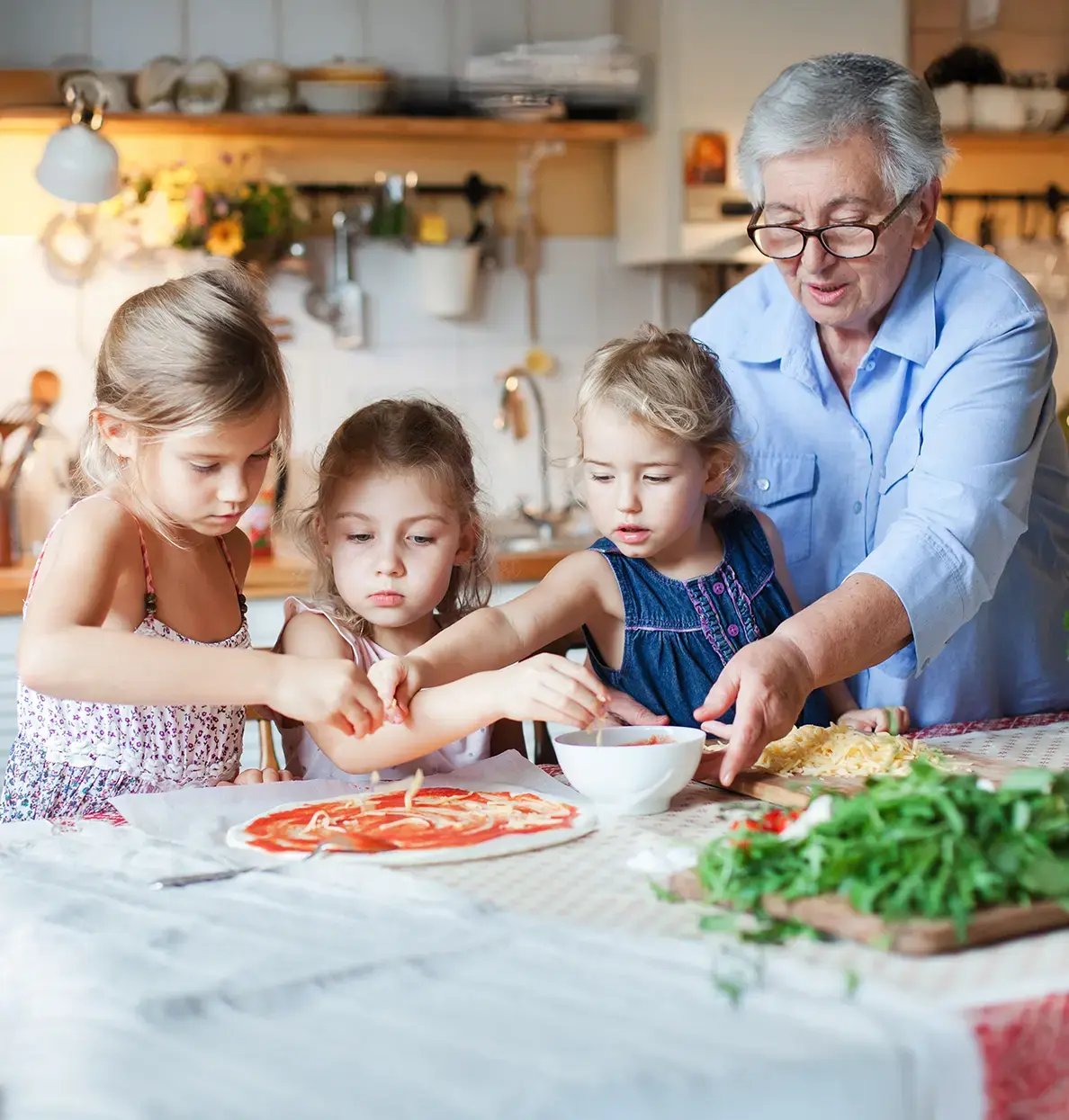 Nonna che cucina la pizza con le nipotine
