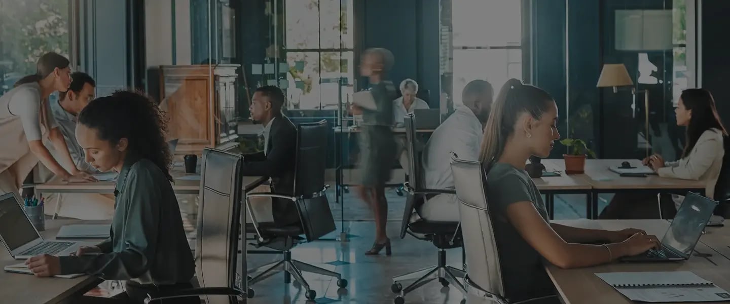 Team di professionisti in un ufficio moderno protetto dal sistema di allarme Sector Alarm, ambiente di lavoro sicuro e monitorato