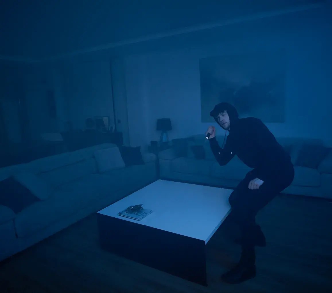 Sensore di movimento attivo in un soggiorno poco illuminato, simbolo di controllo discreto e tecnologia silenziosa