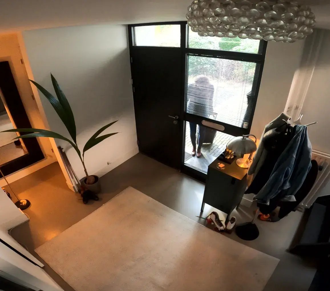 Immagine da videocamera interna Sector Alarm che riprende l’ingresso di casa durante un’attività di monitoraggio in tempo reale Immagine da videocamera interna Sector Alarm che riprende l’ingresso di casa durante un’attività di monitoraggio in tempo reale