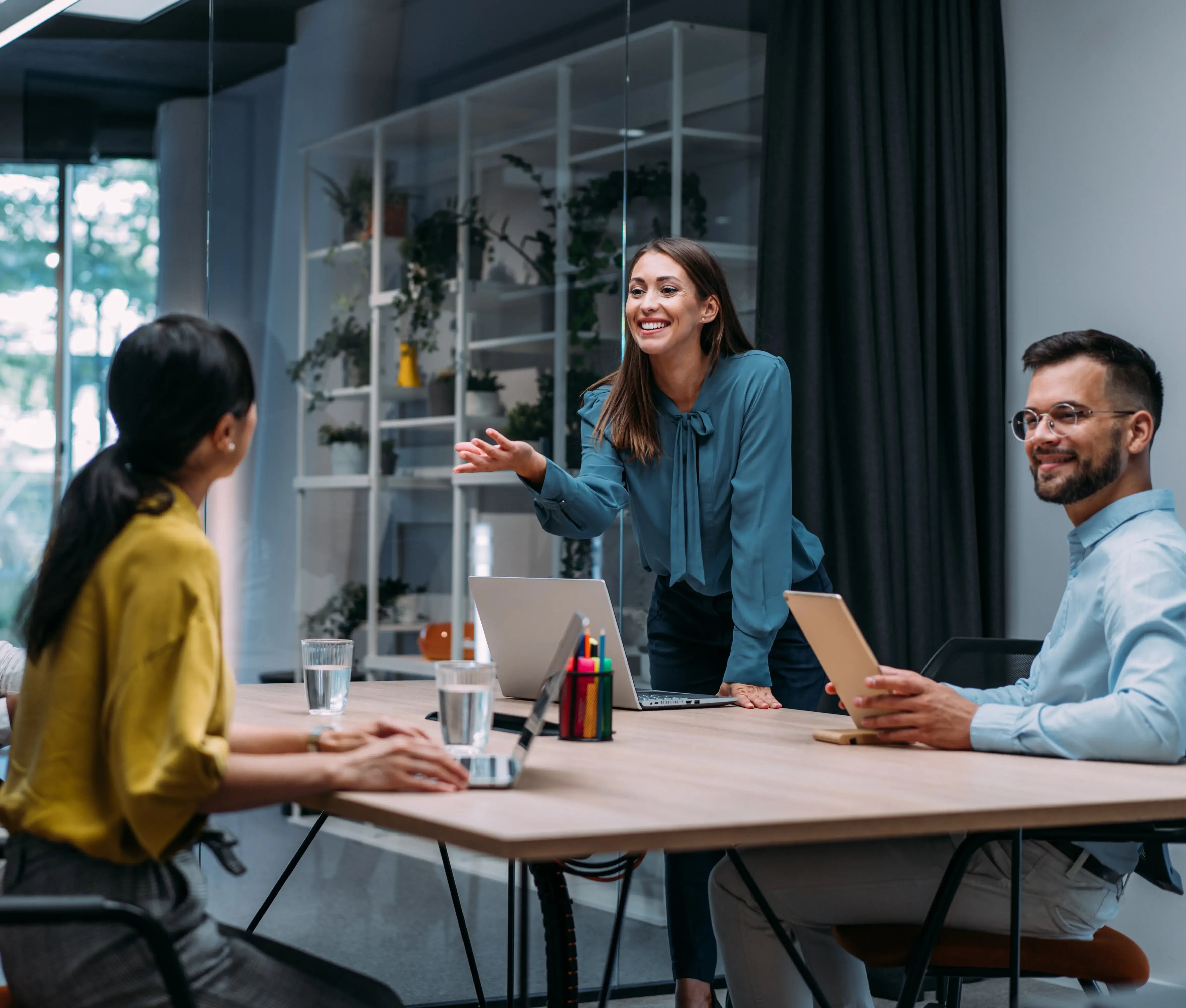 Consulente Sector Alarm durante un incontro in ufficio con team aziendale, pianificazione di un impianto di sicurezza personalizzato Consulente Sector Alarm durante un incontro in ufficio con team aziendale, pianificazione di un impianto di sicurezza personalizzato