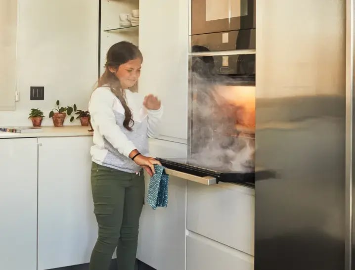 Rilevatore ottico di fumo Sector Alarm installato in cucina, attivo contro incendi e connesso alla centrale operativa per risposta immediata
