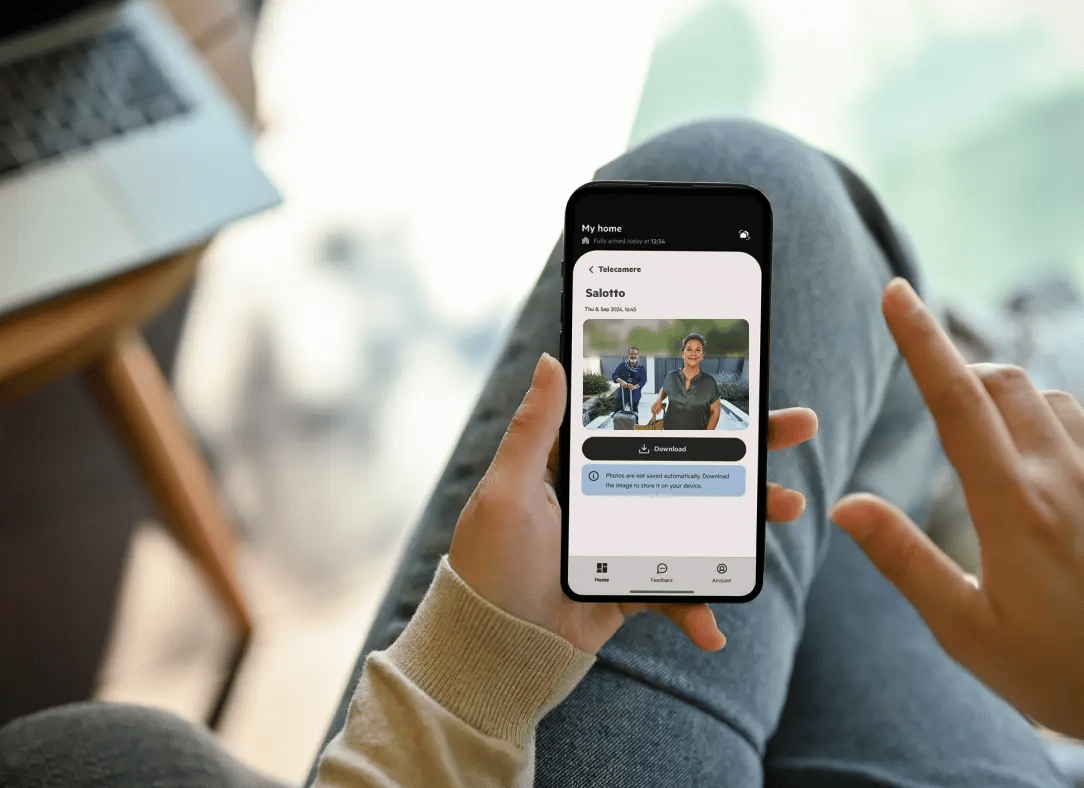 Schermata dell’app Sector Alarm su smartphone con funzione di download video da videocamera interna, privacy garantita Schermata dell’app Sector Alarm su smartphone con funzione di download video da videocamera interna, privacy garantita