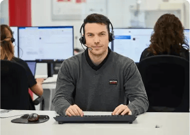 Operatore del servizio clienti Sector Alarm fornisce supporto professionale dalla sede centrale.