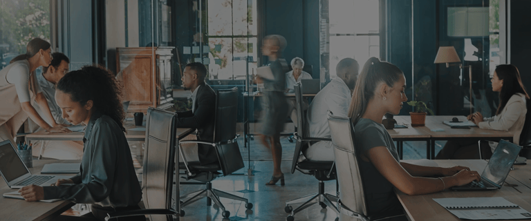 Team di professionisti in un ufficio moderno protetto dal sistema di allarme Sector Alarm, ambiente di lavoro sicuro e monitorato