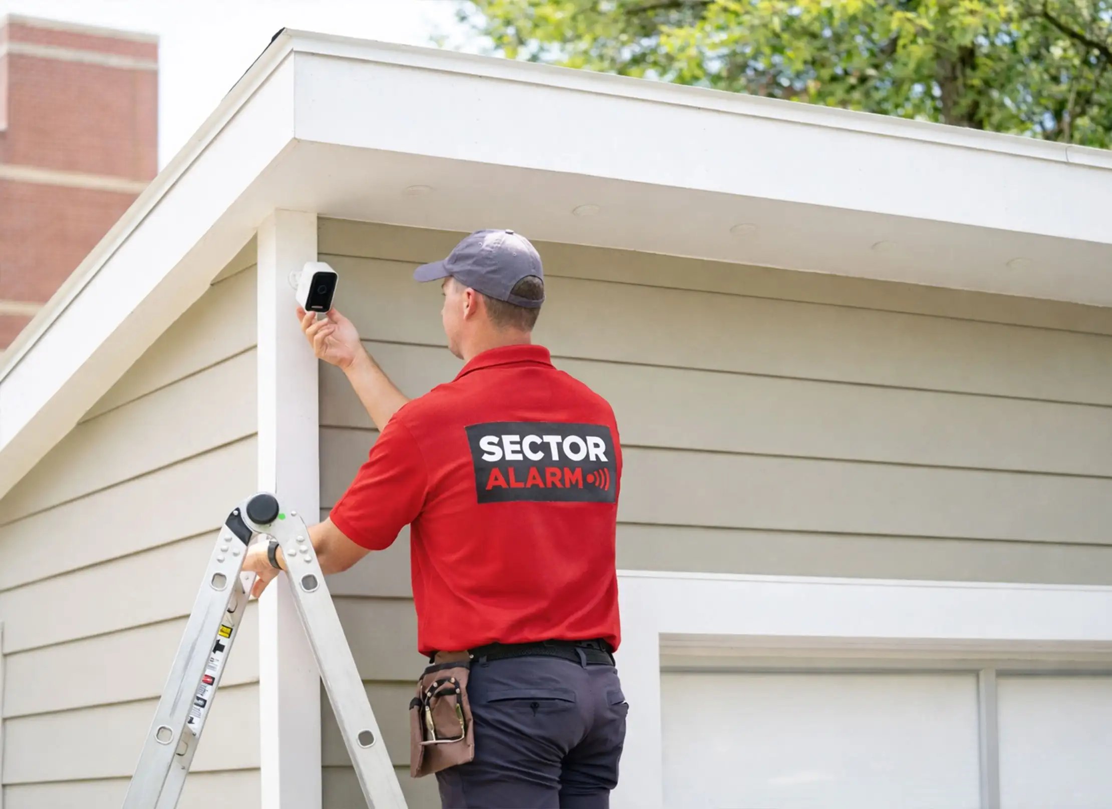 Tecnico Sector Alarm installa videocamera a batteria