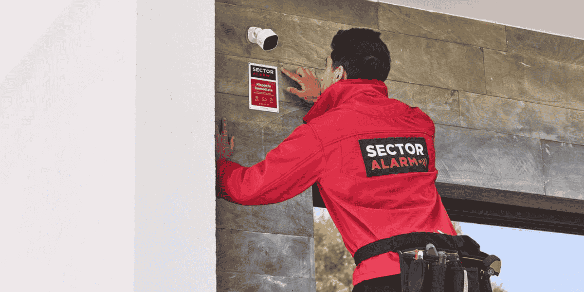Tecnico Sector Alarm che installa una videocamera