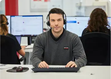 Operatore del servizio clienti Sector Alarm fornisce supporto professionale dalla sede centrale.