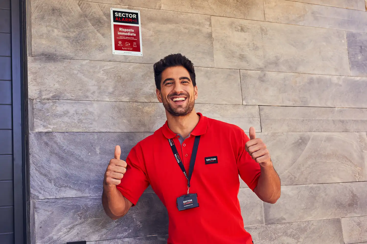 Installatore con cartello Sector Alarm